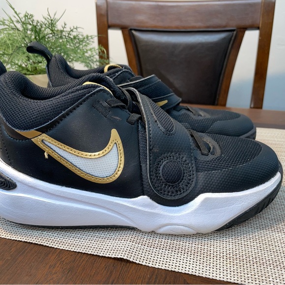boys size 4 Nike basketball shoes - Picture 1 of 5